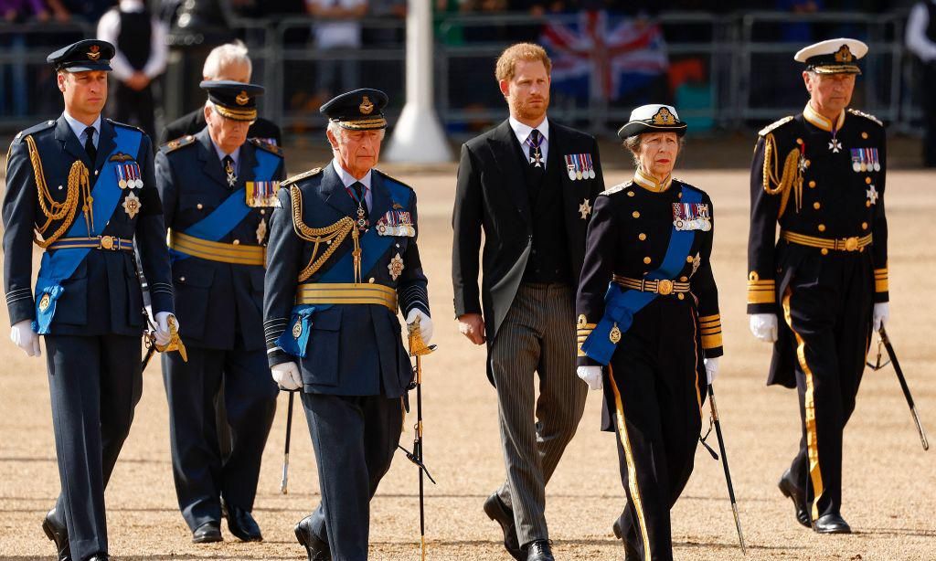 Príncipe William, Rey Caros III, príncipe Harry, princesa Anna, y el vice almirante Sir Timothy Laurence