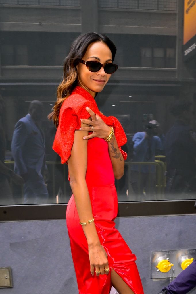 La actriz completa su look con acentos de joyería de oro.