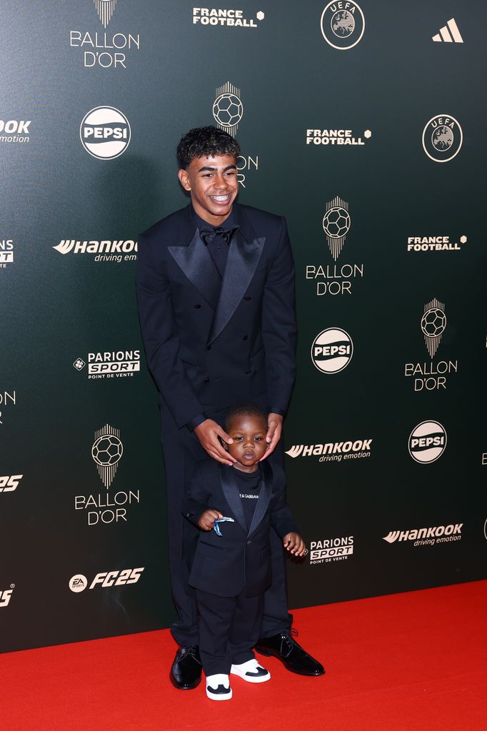 Plano entero de Lamine Yamal con su hermano en la Gala del Balón de Oro 2024