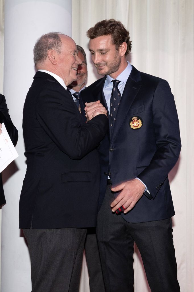 Alberto de Mónaco abraza a su sobrino Pierre Casiraghi