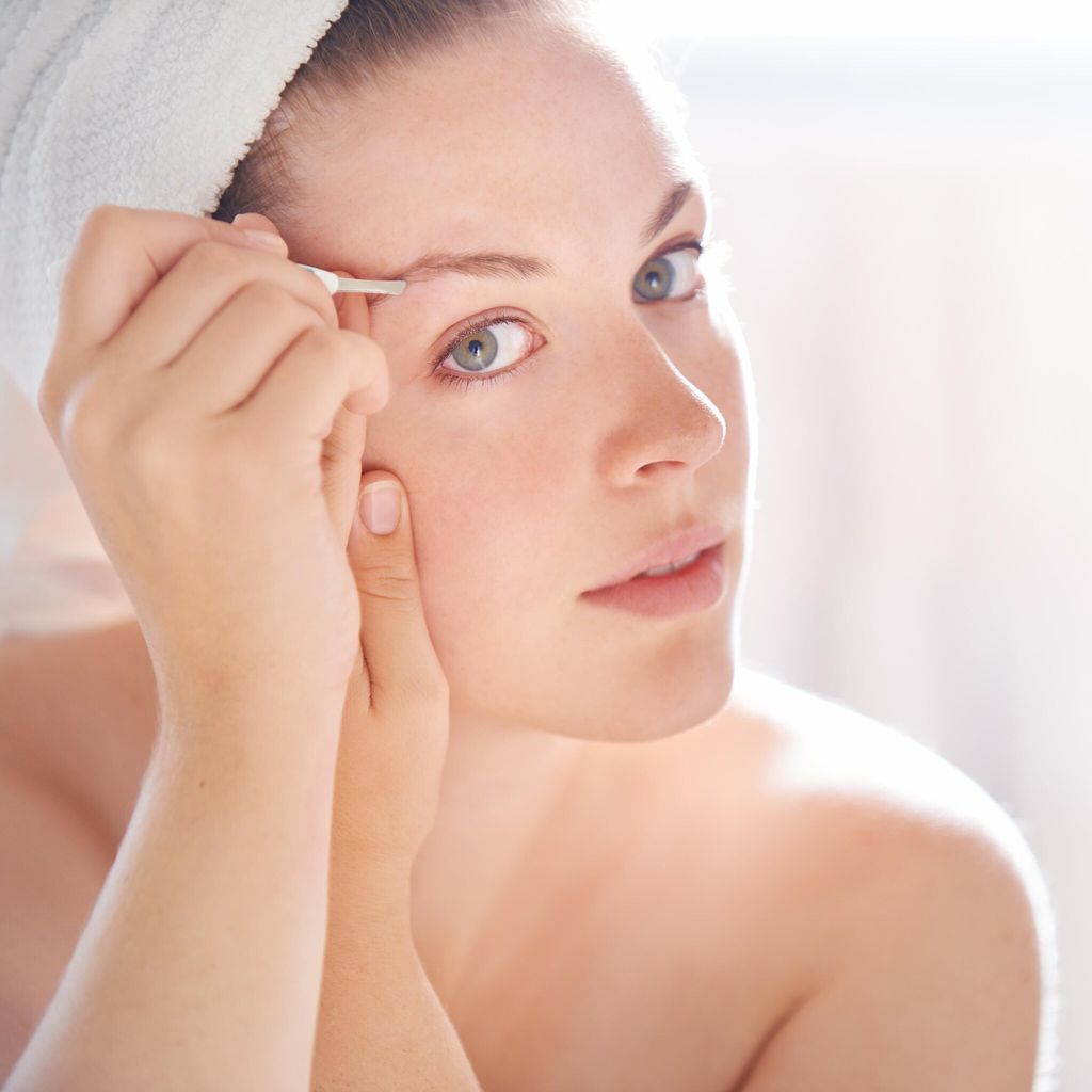 Existen muchas formas de depilarse las cejas desde las pinzas, la depilación y microabrasión
