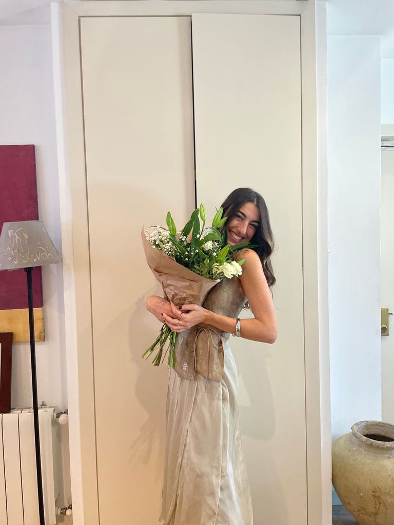 Claudia Jiménez, hija de Raquel Revuelta, con un ramo de flores