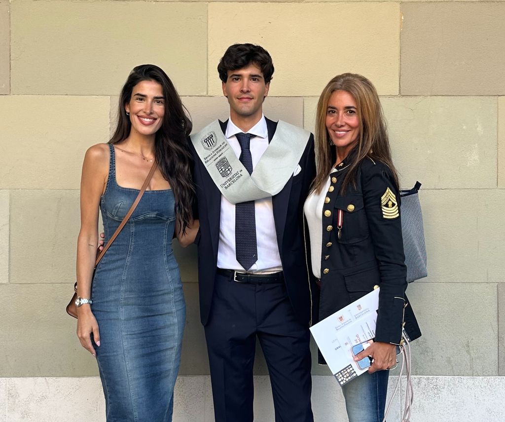 Lidia y Elsa acompañaron a Miquel el día de su graduación