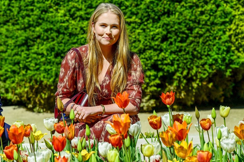 La princesa Amalia de Holanda en el jadrín de tulipanes de la plaza de oriente