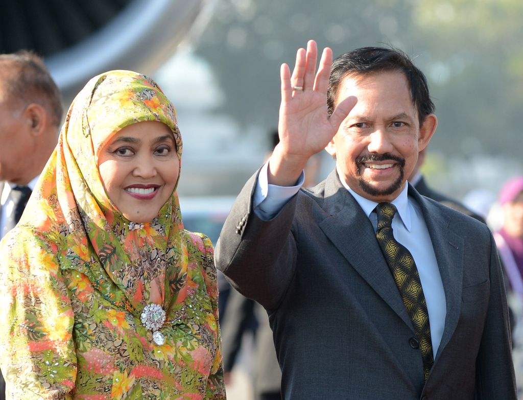 Plano medio del sultán de Brunei, Muda Hassanal Bolkiah, con su mujer