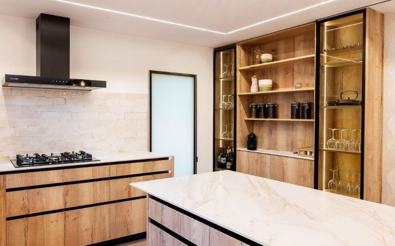 Cocina con muebles de madera de roble