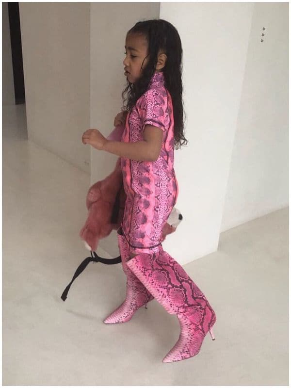 North West desfila con las botas de su mamá 