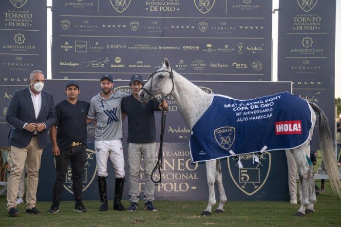 Cayetano Martínez de Irujo y Bárbara Mirjan asisten a la final del Torneo Internacional de Polo de Sotogrande