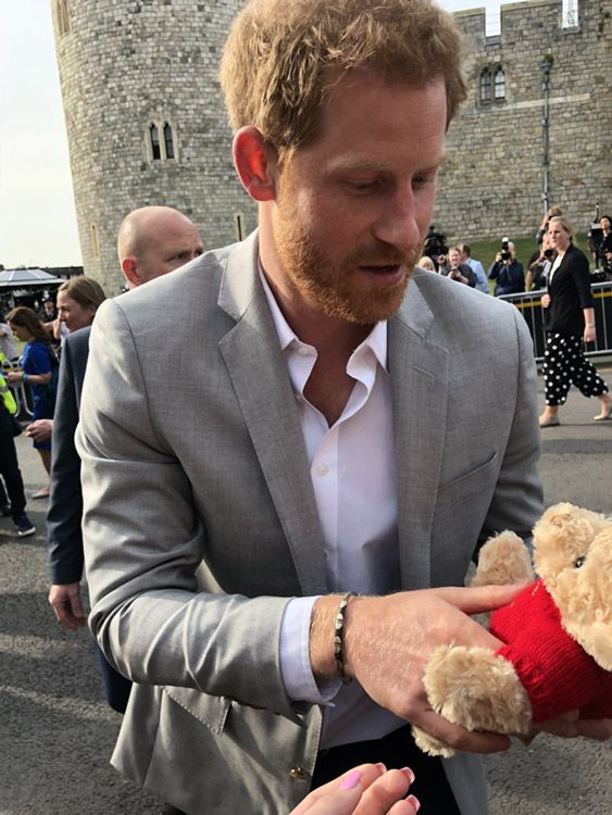 Durante su recorrido, el príncipe Harry no dejó de hacer gestos de cariño al público, colocando la mano en el pecho y saludando con la otra. De esta manera reiteraba los agradecimientos en los que tanto él como Meghan han insistido en las últimas semanas