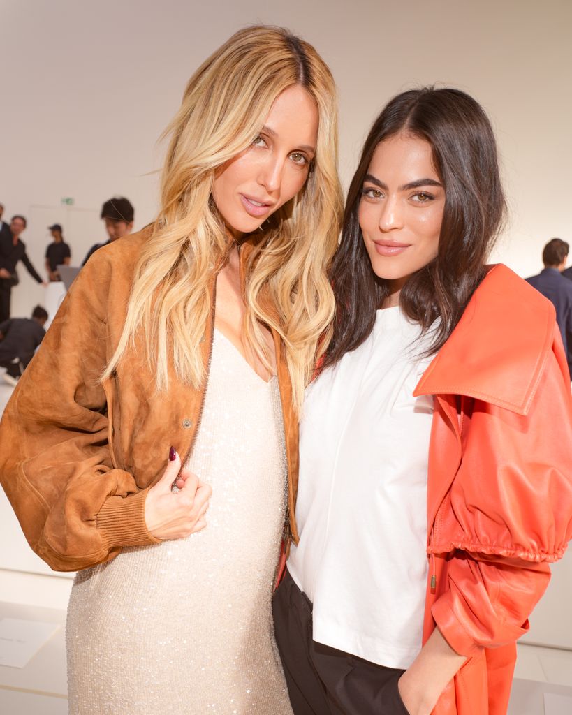 La princesa Olympia de Grecia, acompañada de Sarah Jane Nader, en el desfile Primavera/Verano 2027 de Balenciaga, donde compartió 'front row' con Marta Ortega