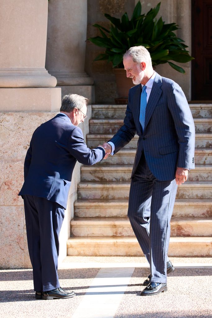 Don Felipe estrecha la mano del presidente ceutí en el Palacio de Marivent