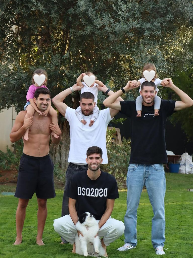 Enzo, sus hermanos y las pequeñas Sia, Kaia y Gulia