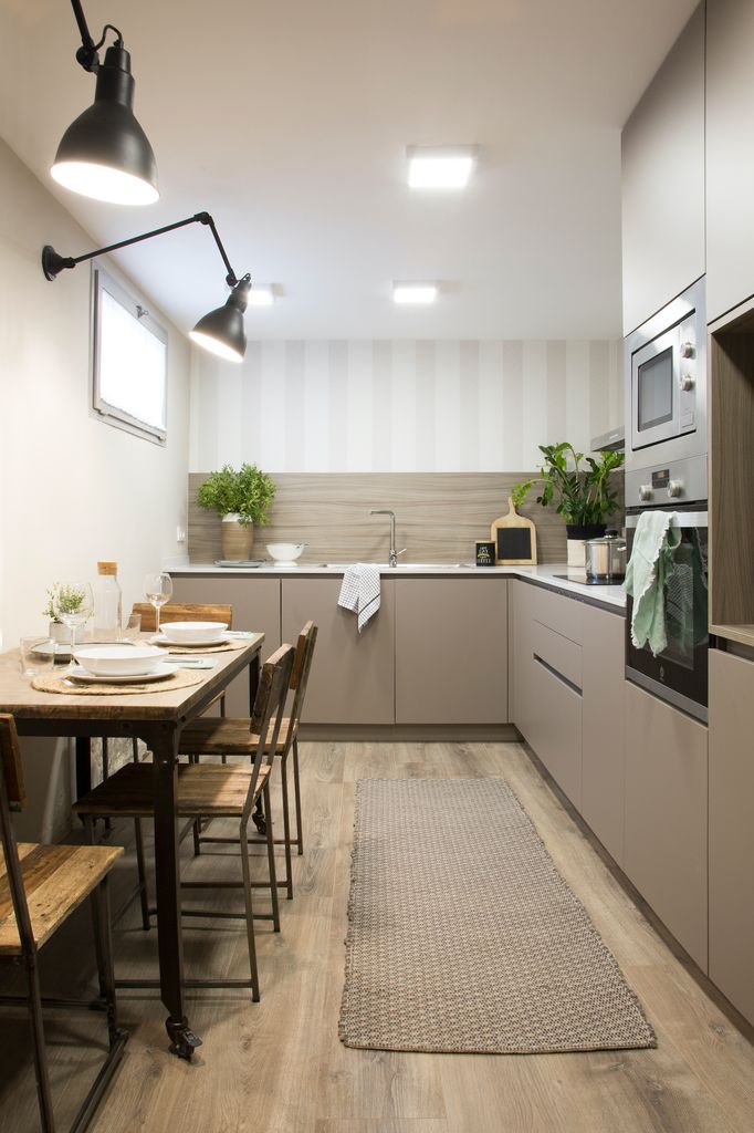 Cocina con alfombra.