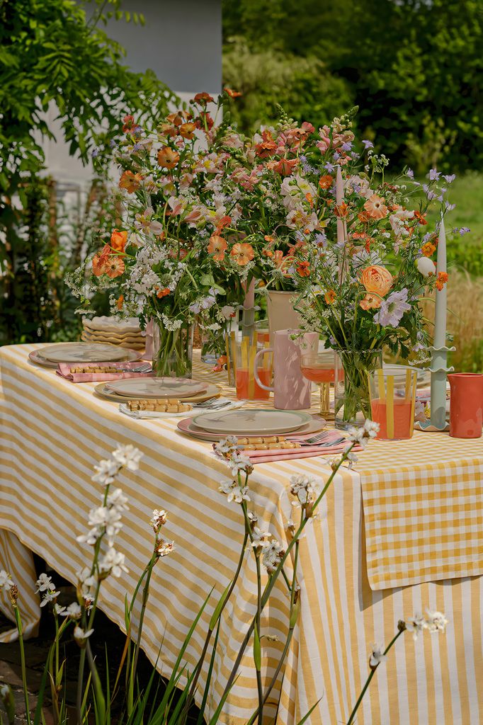 Comedor al aire libre decorado con muchas flores cortadas