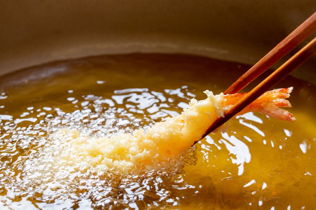 La fritura de los alimentos en tempura se hace en poco tiempo, con aceite vegetal caliente y en tandas de pequeñas cantidades para que no se apelotonen y se hagan de manera uniforme.