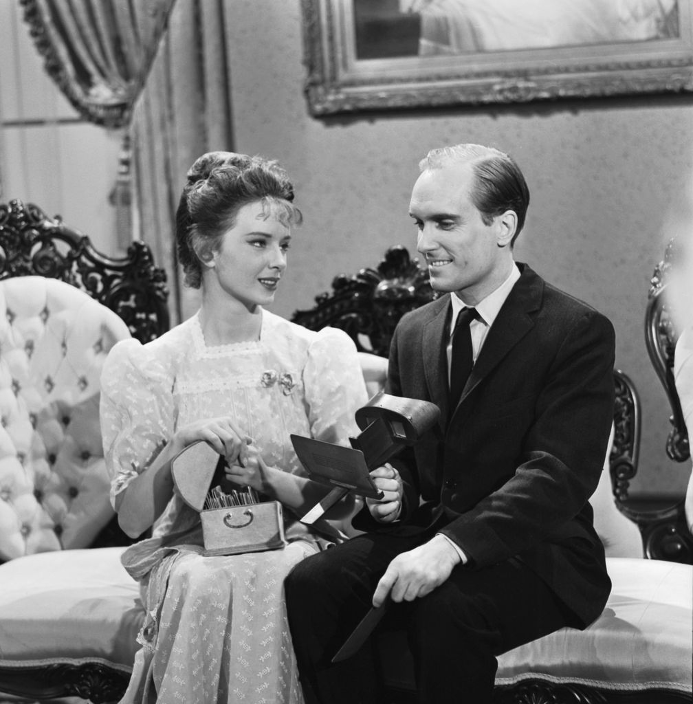 Robert Duvall y Claire Griswold en el episodio “Miniature” de The Twilight Zone