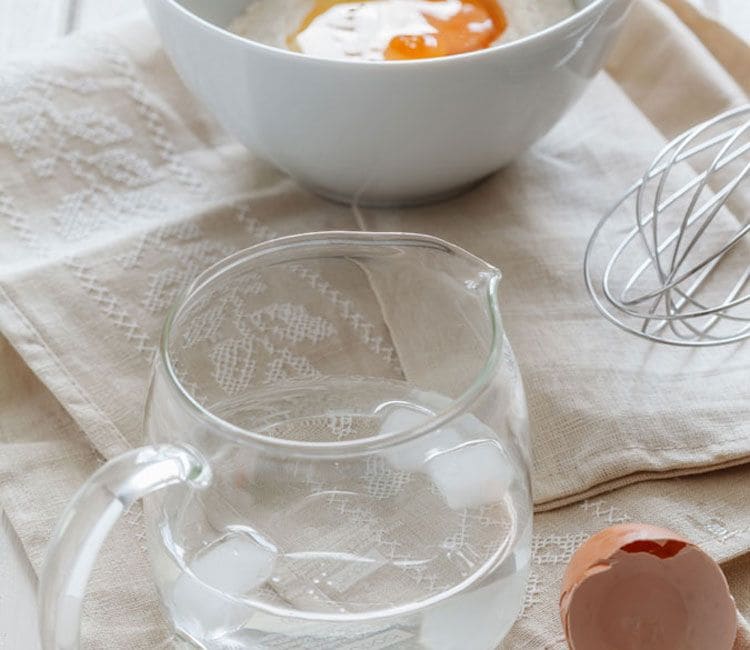 Agua con hielo para añadir a la masa de tempura