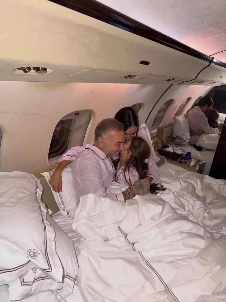 Gianluca Vacchi compartió cómo descansa junto a Sharon y Blu durante sus viajes largos