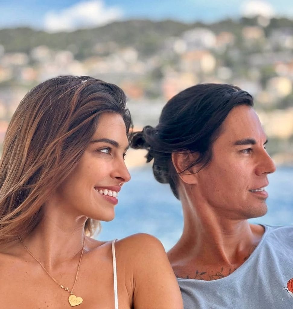 Julio Iglesias Jr con su actual pareja Ariadna Romero