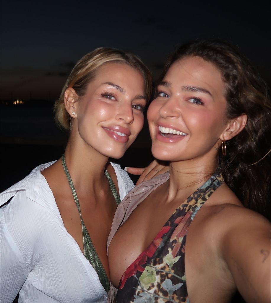 Laura Escanes en la orilla del mar en una playa de Brasil