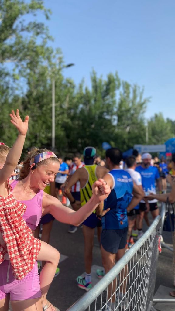 Amber Heard, con su hija Oonagh tras completar una carrera en Madrid este domingo