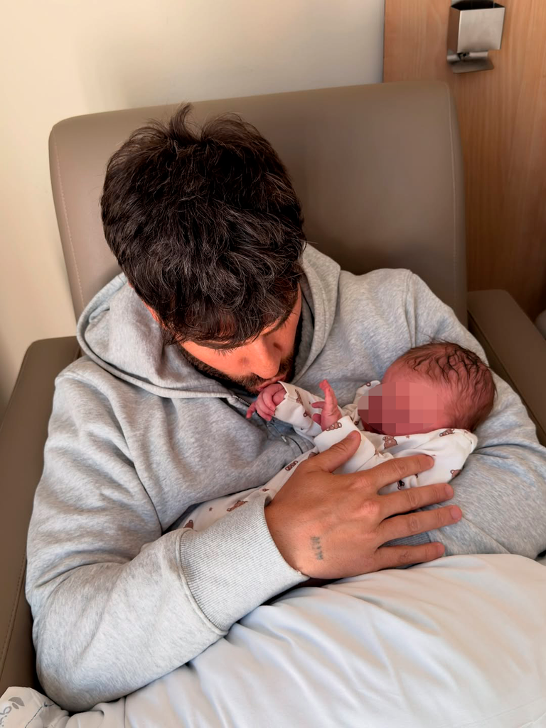 Otra imagen de la pequeña junto a Rodri Fuertes