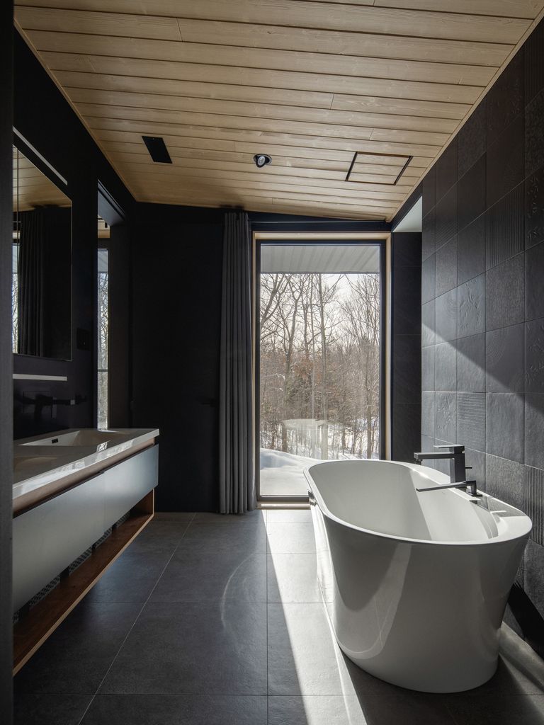 Cuarto de baño con bañera exenta