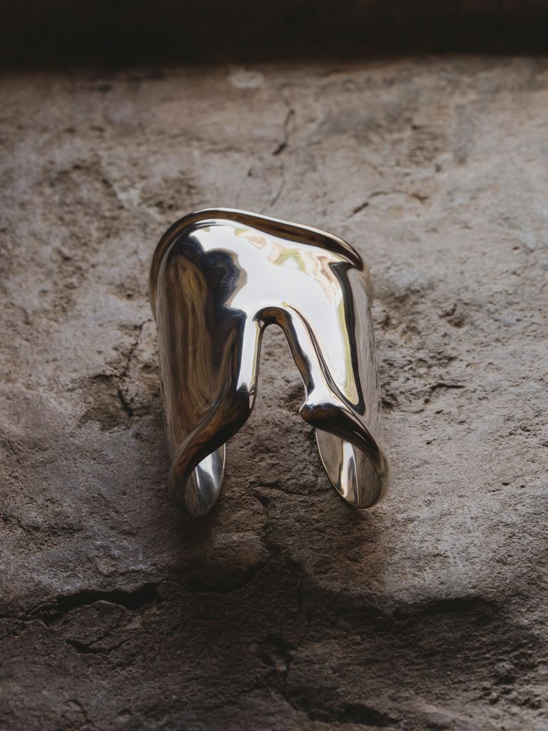 Brazalete Split Cuff en plata de ley, diseñado por Elsa Peretti para Tiffany & Co. 