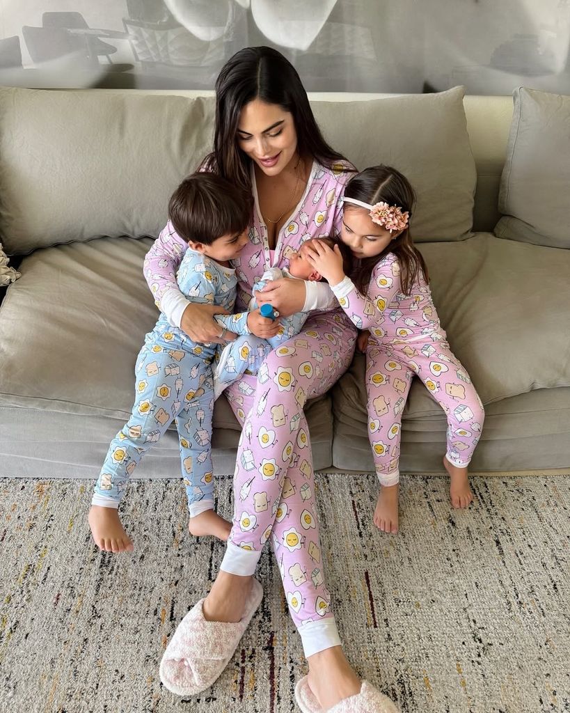 Ximena Navarrete junto a sus tres hijos: Ximena, Juan Carlos y el pequeño Santiago.