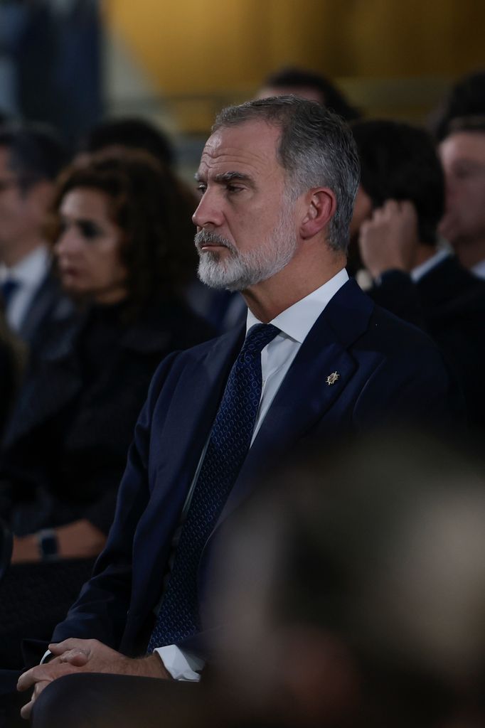 El jefe del Estado muy atento a las intervenciones del acto homenaje a las víctimas de la DANA