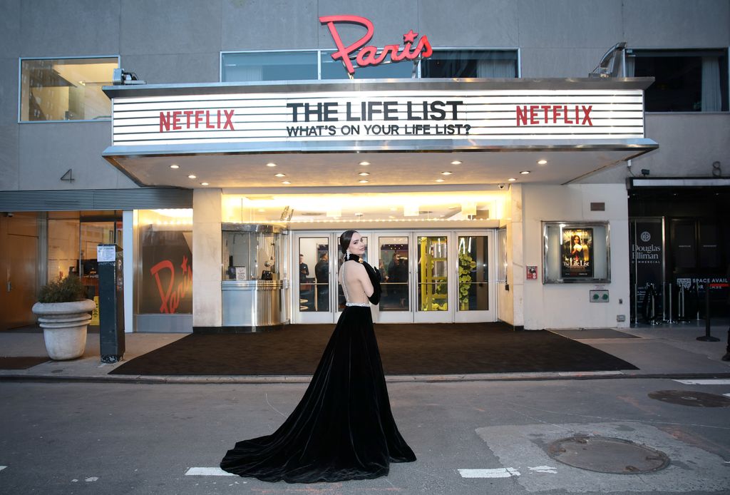 Sofia Carson en la premier de "The Life List"