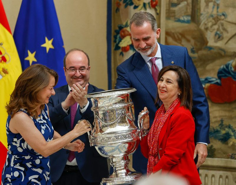 Don Felipe junto a Margarita Robles, ministra de Defensa, y Miquel Iceta, ministro de Cultura