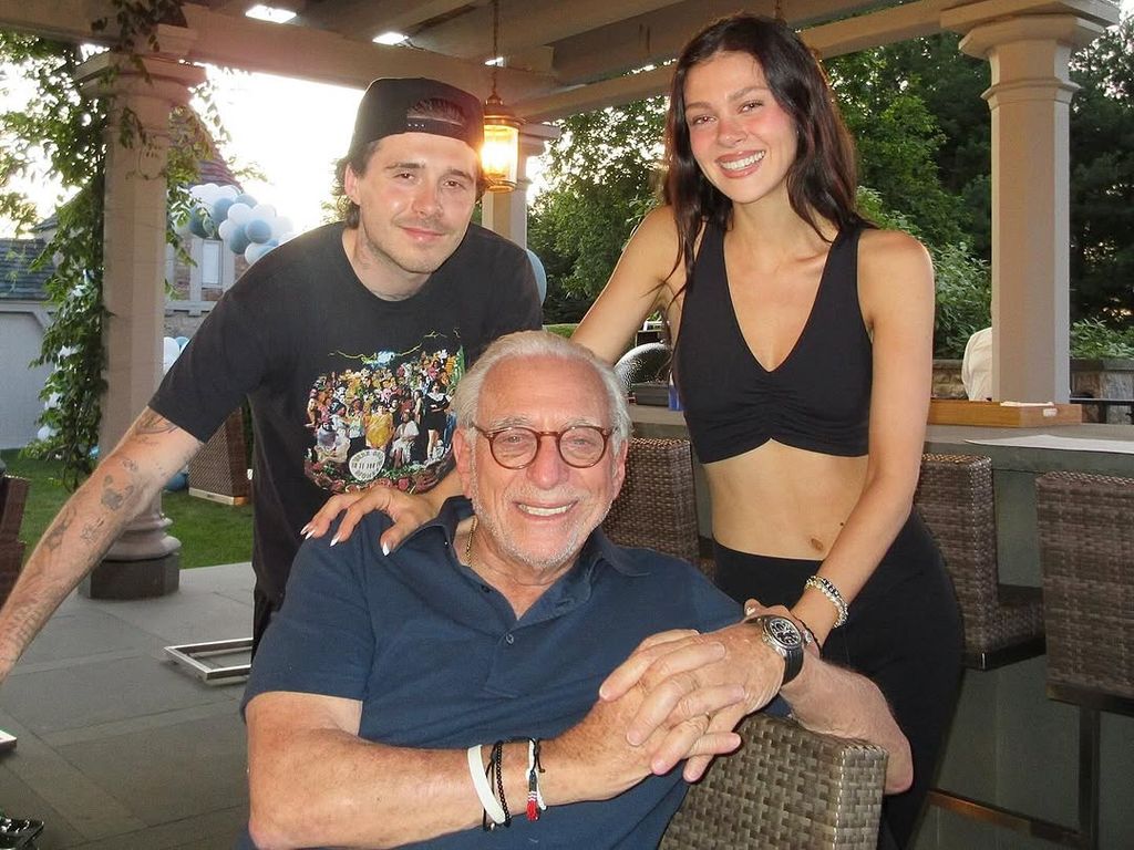 Brooklyn Beckham con su esposa Nicola y su suegro, el empresario Nelson Peltz.