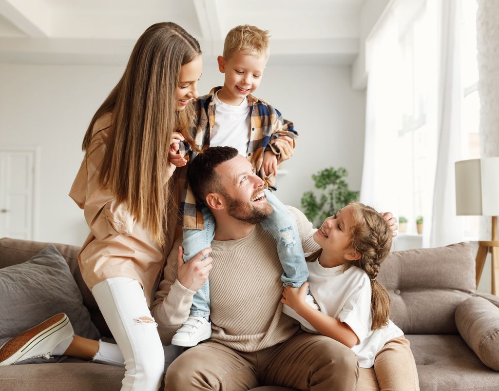Familia feliz en casa con dos hijos