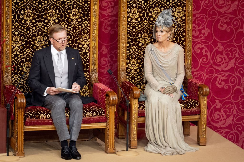 El deslumbrante vestido de Máxima con cuentas de vidrio y el tocado de flores y plumas que llevó por primera vez en Cádiz