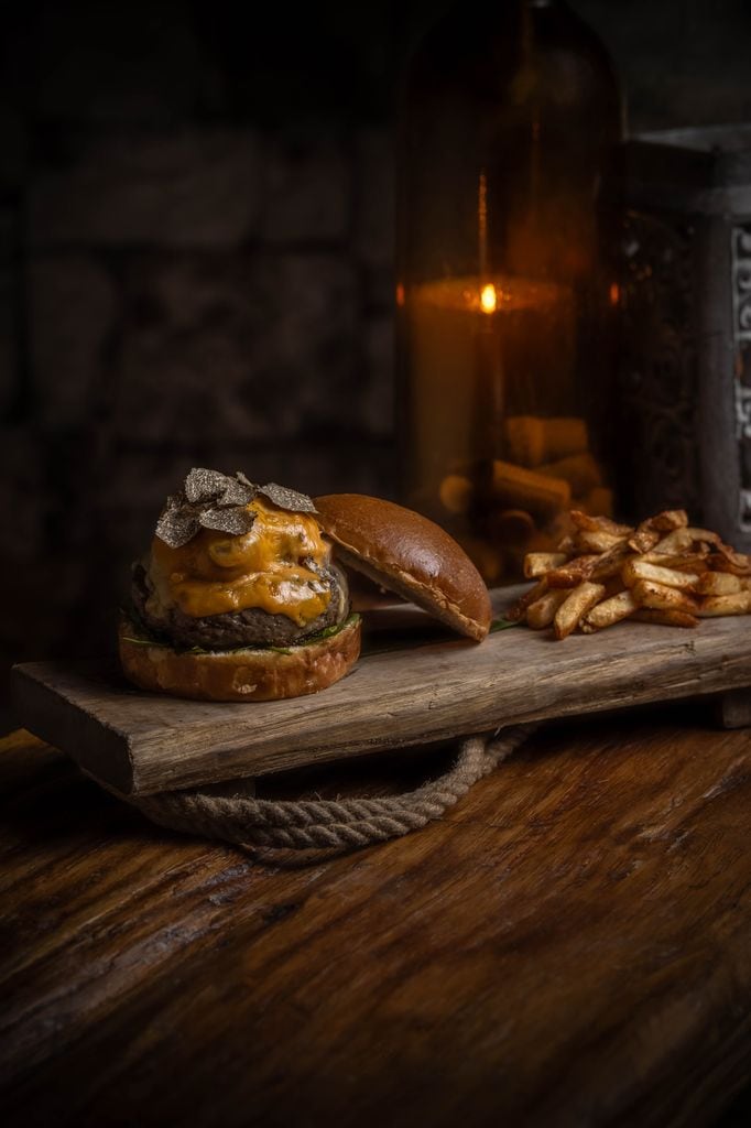 Hamburguesa con trufa, tomillo, champiñones salteados y cheddar blanco y amarillo.