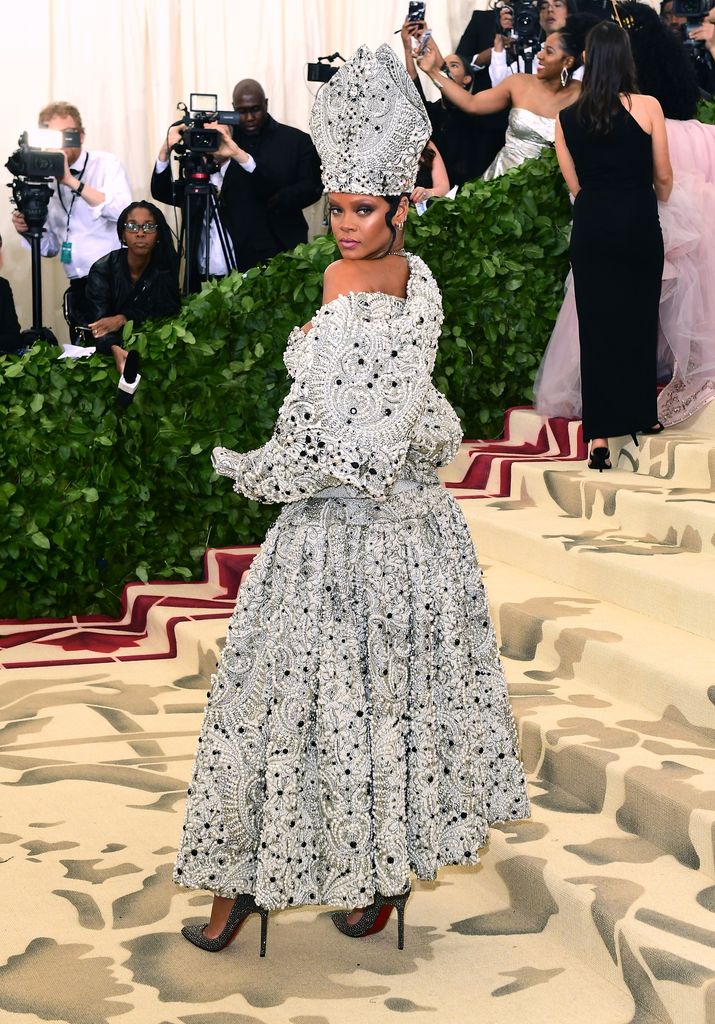 Rihanna en la MET Gala 2018 con diseño de John Galliano para Maison Margiela.