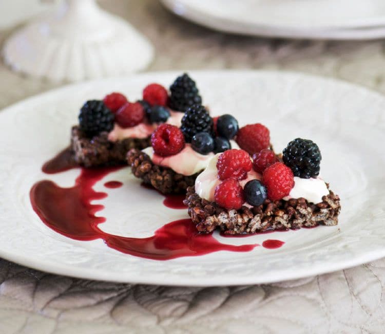 Arroz inflado al chocolate con frutos silvestres, nata y 'coulis' de frambuesa