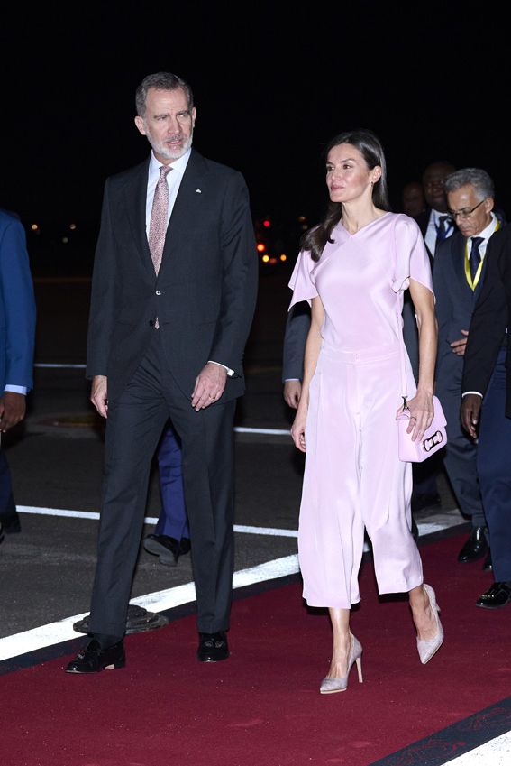 La reina Letizia aterriza en Angola con un conjunto de seda rosa pastel