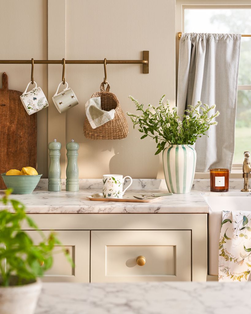 Cocina campestre con encimera de mármol. 