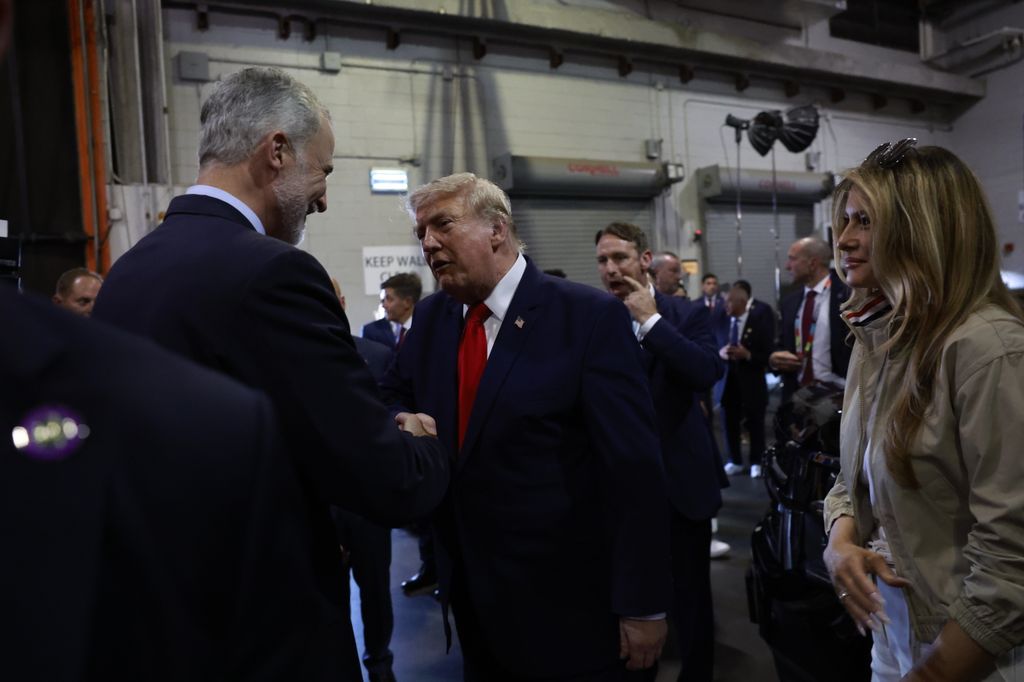 Trump saluda a la Donald Trump y Melania