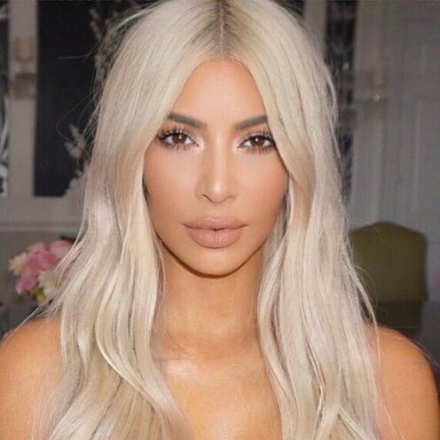 kim kardashian con cabello rubio