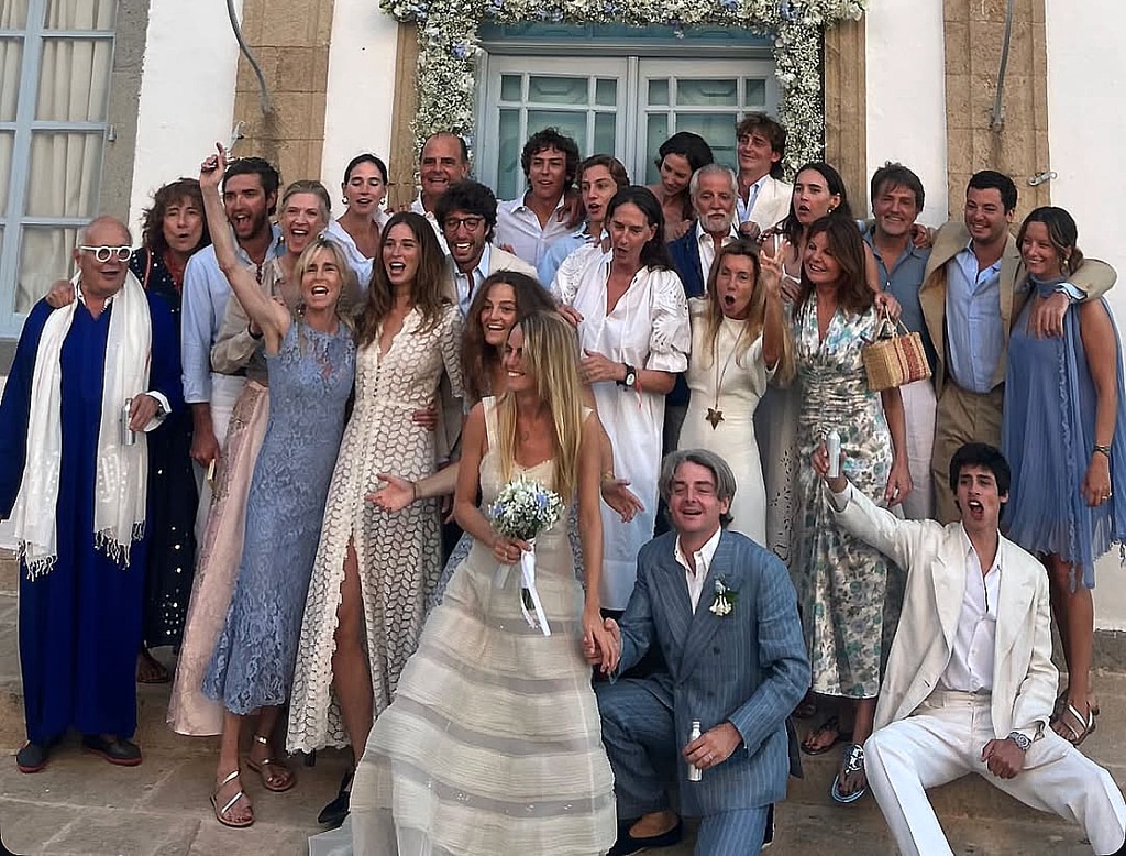 Elena y Ludovico posan tras la ceremonia junto a los padres de ella y otros invitados