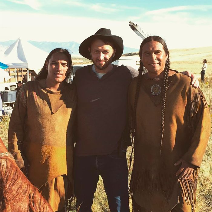 Cole Brings Plenty con su tío Mo en el rodaje de '1923'