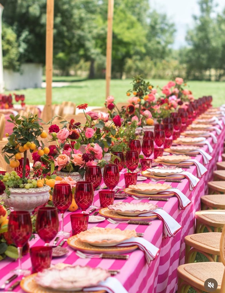 Decoración de bodas con manteles a rayas rosa