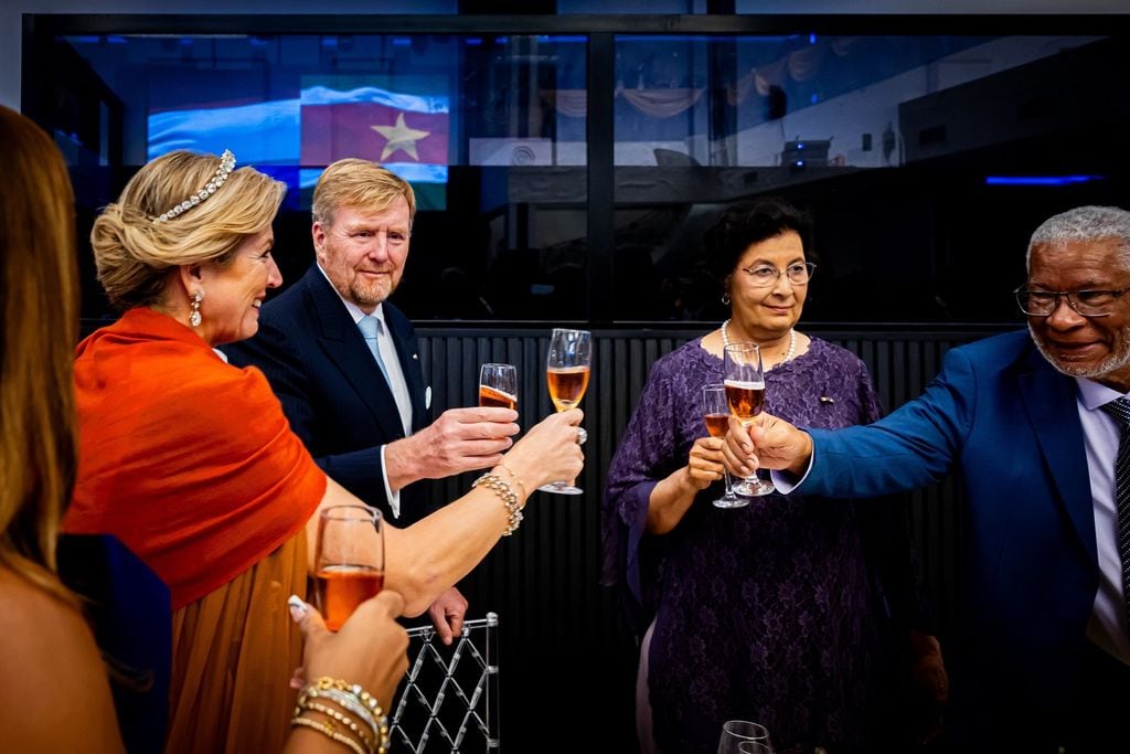 EL REY GUILLERMO ALEJANDRO, LA REINA MÁXIMA DURANTE EL BANQUETE DE ESTADO EN EL PALACIO PRESIDENCIAL EN PARAMARIBO (Surinam) 
