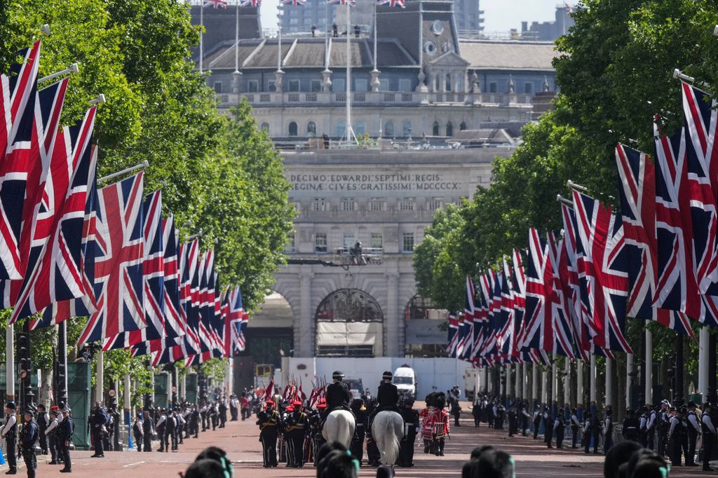 La avenida The Mall de Londres engalanada con banderolas