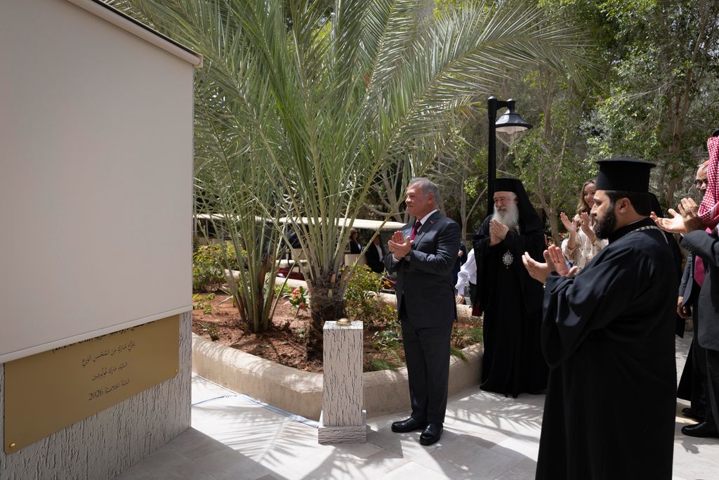 El Rey Abdalá descubre la placa de inauguración de la nueva universidad