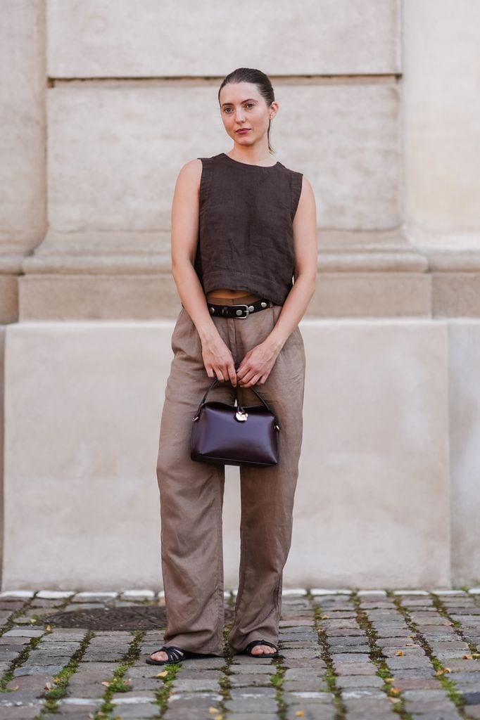 Looks de pantalón de traje y sandalia plana que inspiran