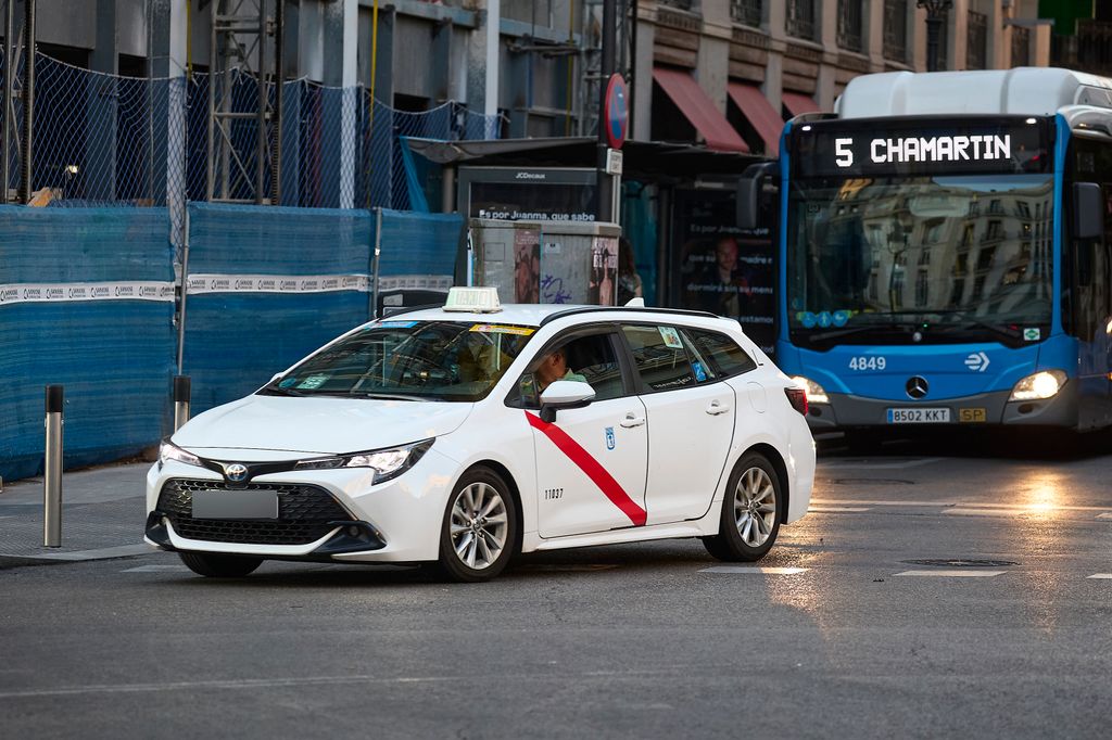 La DGT eliminará la exención que permitía a los taxistas circular sin cinturón en ciudad: desde 2026, llevarlo será obligatorio en todo momento, también en trayectos urbanos.